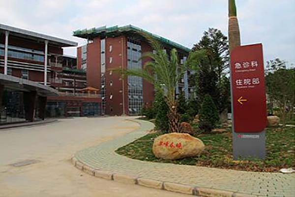 一位37岁的多囊卵巢综合症患者，不孕10年，去泰国做二代供卵试管